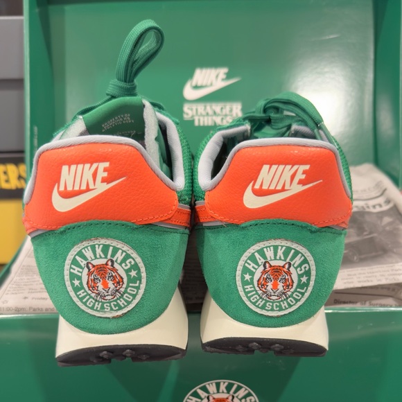 Nike Tailwind Stranger Things Hawkins High Sz. 10 NEW - Picture 5 of 7